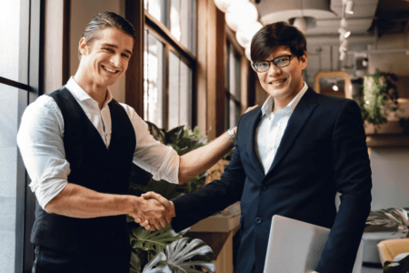 Aký je rozdiel medzi spoločníkom a konateľom s.r.o.?